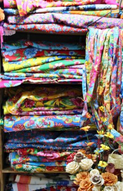 Renkli tekstil ile raf görüntüsü 