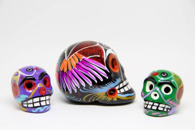 Beyaz arka planda Meksika kafatasları