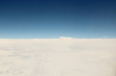 Mavi gökyüzünde beyaz bulutlar