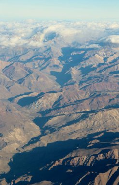 Bulutlardaki dağların güzel hava manzarası 
