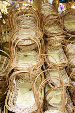 Çarşıdaki hasır sepetlerin manzarası 