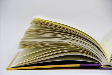 Açılmış kitabın masadaki yakın görüntüsü