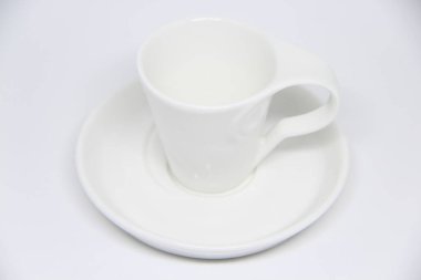 Beyaz arkaplanda fincan ve fincan tabağı görüntüsü 