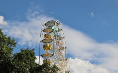 Dönme dolap mavi gökyüzü arkaplanına karşı