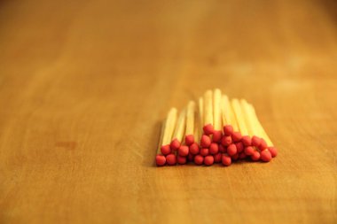 Tahta masa arkasında kibrit çöpleri