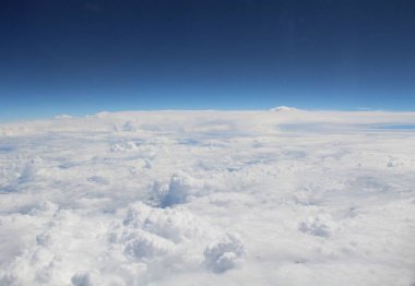 Mavi gökyüzünde beyaz bulutlar