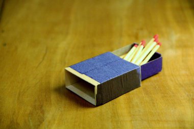 Tahta masa arkasında kibrit çöpleri