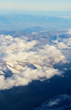Bulutlardaki dağların güzel hava manzarası 