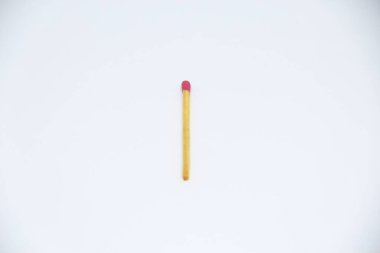 Beyaz arkaplanda tek kibrit çöpü