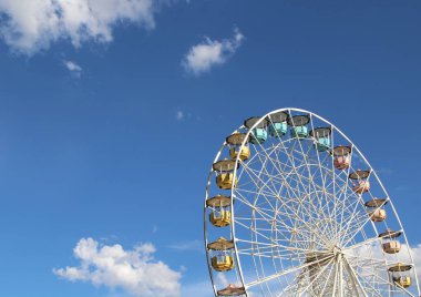 Dönme dolap mavi gökyüzü arkaplanına karşı