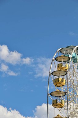 Dönme dolap mavi gökyüzü arkaplanına karşı