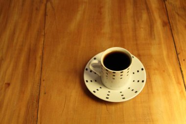 Ahşap arka planda bir fincan dolusu kahve manzarası