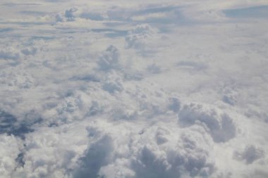 Mavi gökyüzünde beyaz bulutlar