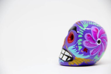 Beyaz arkaplanda Meksika kafatası