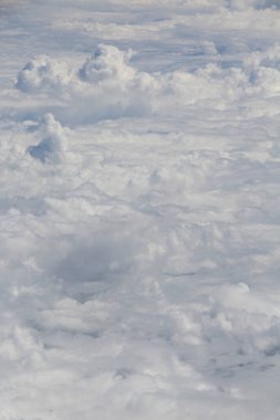 Mavi gökyüzünde beyaz bulutlar