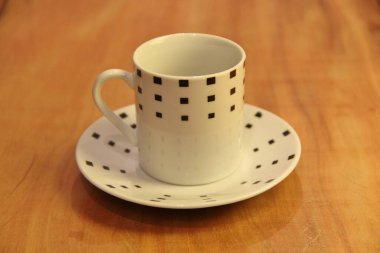 Boş bir kahve fincanını ahşap arka planda bir fincan üzerinde görmek