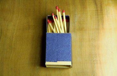 Tahta masa arkasında kibrit çöpleri