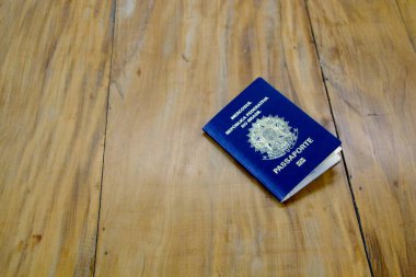 Ahşap masadaki pasaportun yakın görüntüsü