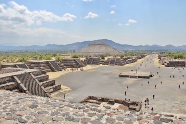 Meksika 'da antik bir şehir olan Teotihuacan, piramitlerin ve harabelerin manzarası