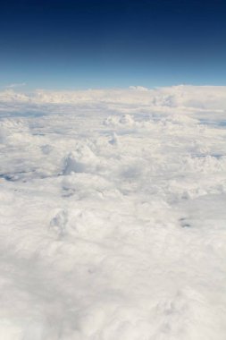 Mavi gökyüzünde beyaz bulutlar