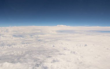 Mavi gökyüzünde beyaz bulutlar