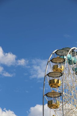 Dönme dolap mavi gökyüzü arkaplanına karşı