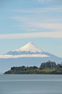 Karlı volkanın manzarası - Şili