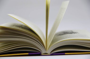 Açılmış kitabın masadaki yakın görüntüsü