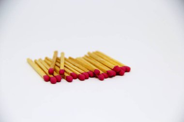 Beyaz arkaplanda kibrit çöpleri