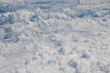 Mavi gökyüzünde beyaz bulutlar