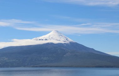 Karlı volkanın manzarası - Şili