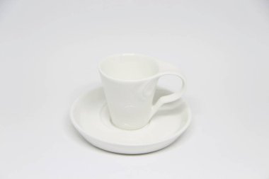 Beyaz arkaplanda fincan ve fincan tabağı görüntüsü 