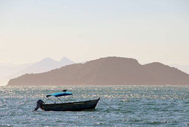 Deniz manzaralı bir tekne.