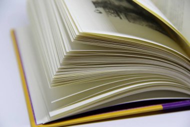 Açılmış kitabın masadaki yakın görüntüsü