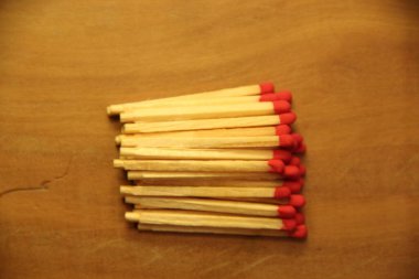 Tahta masa arkasında kibrit çöpleri