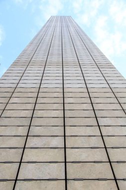 Mavi gökyüzü arka planındaki cep telefonu şebekesi için baz istasyonu ve radyo anteniName