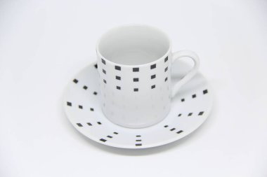 Beyaz arkaplanda fincan ve fincan tabağı görüntüsü 