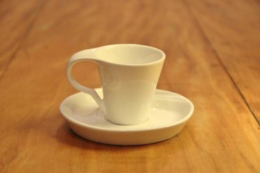 Boş bir kahve fincanını ahşap arka planda bir fincan üzerinde görmek