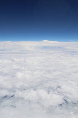 Mavi gökyüzünde beyaz bulutlar