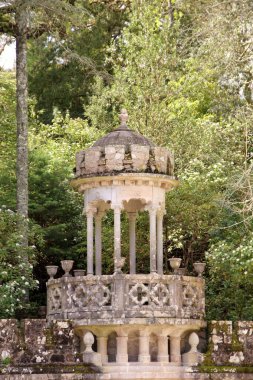 Mimari manzara, binaların cepheleri, ve saray kompleksinin bahçesi Quinta da Regaleira, Sintra, Portekiz