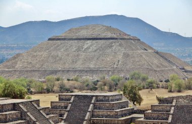 Meksika 'da antik bir şehir olan Teotihuacan, piramitlerin ve harabelerin manzarası