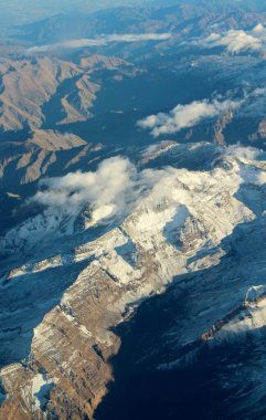 Bulutlardaki dağların güzel hava manzarası 