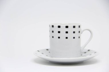 Beyaz arkaplanda fincan ve fincan tabağı görüntüsü 