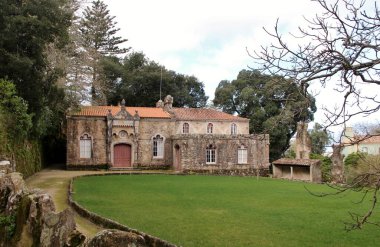 Mimari manzara, binaların cepheleri, ve saray kompleksinin bahçesi Quinta da Regaleira, Sintra, Portekiz