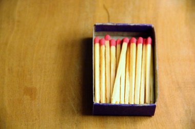 Tahta masa arkasında kibrit çöpleri