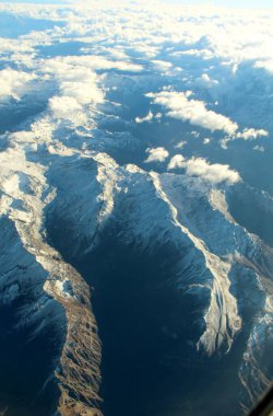 Bulutlardaki dağların güzel hava manzarası 