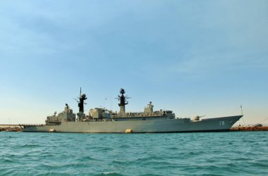 Denizdeki askeri donanma gemisi.