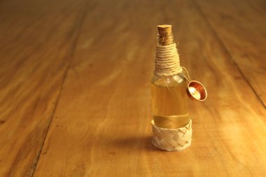 Ahşap zemin üzerinde sıvı bulunan mantarlı şişe görüntüsü