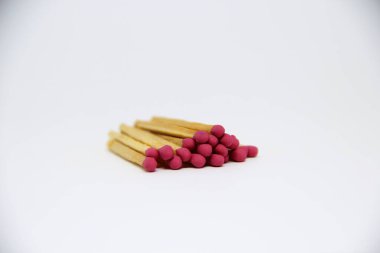 Beyaz arkaplanda kibrit çöpleri