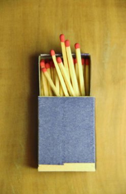 Tahta masa arkasında kibrit çöpleri